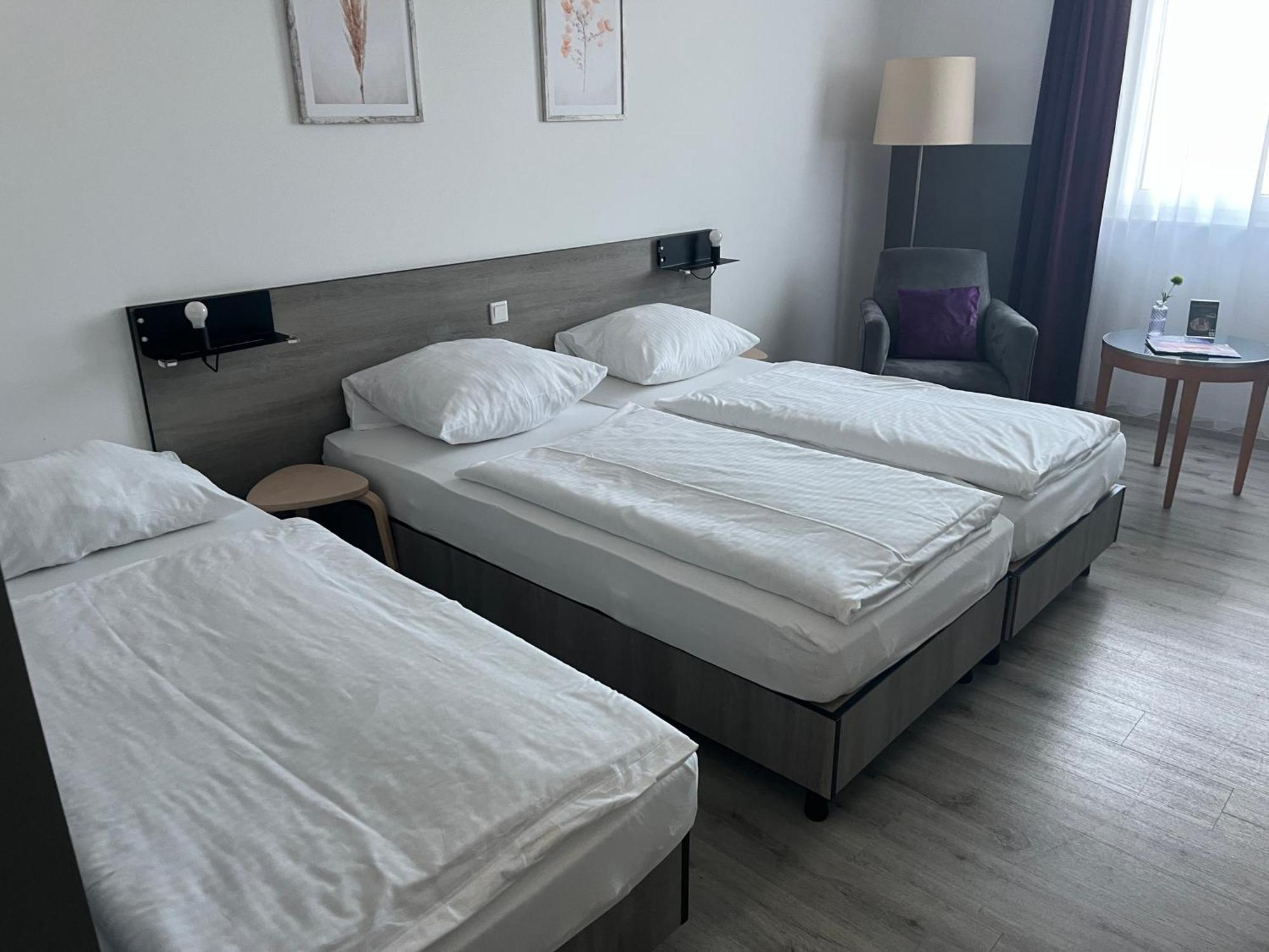 Prima Inn Hotel & Hof Neuruppin - Digitales & Rezeptionsloses Motel Esterno foto