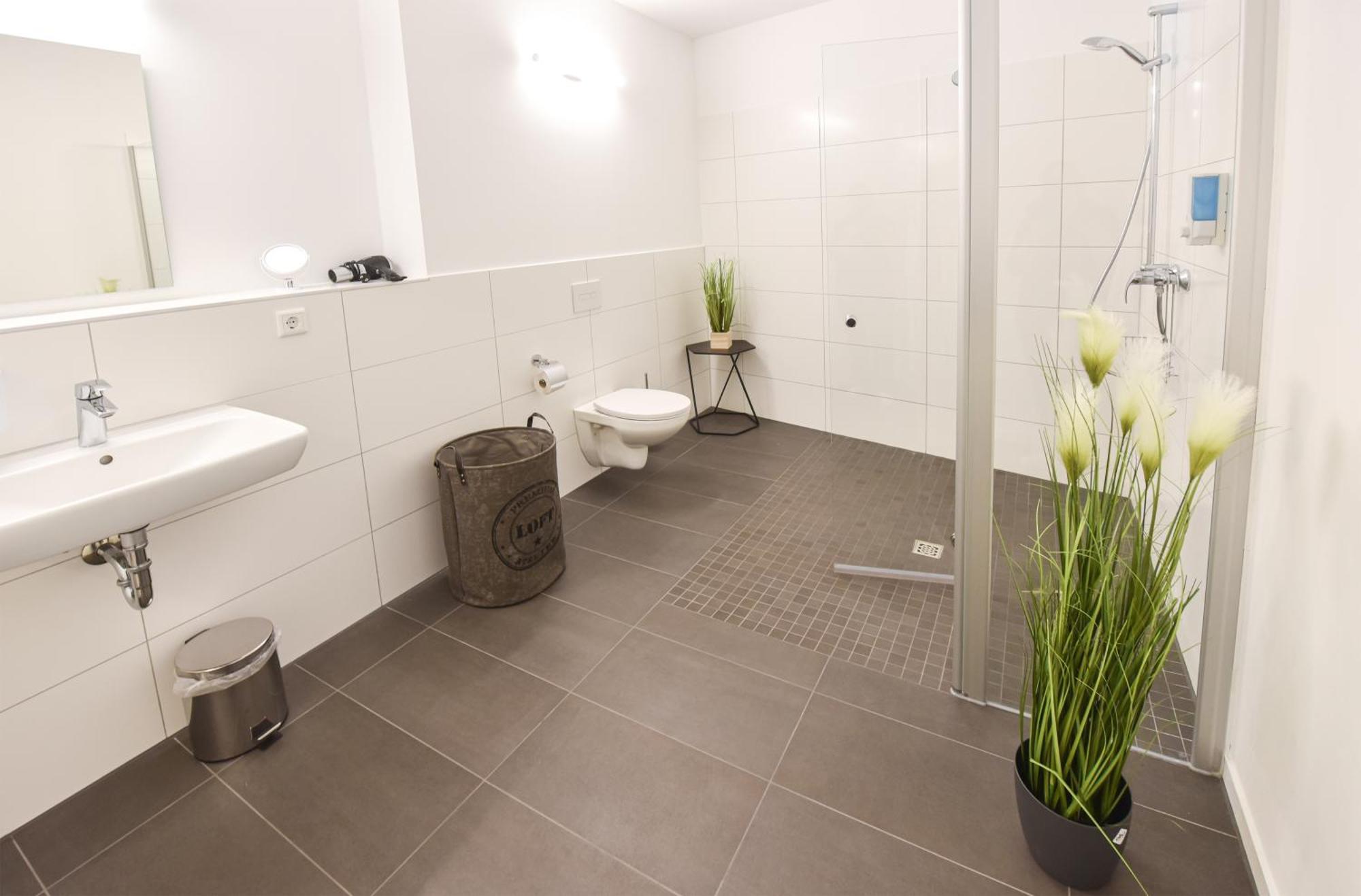 Prima Inn Hotel & Hof Neuruppin - Digitales & Rezeptionsloses Motel Esterno foto